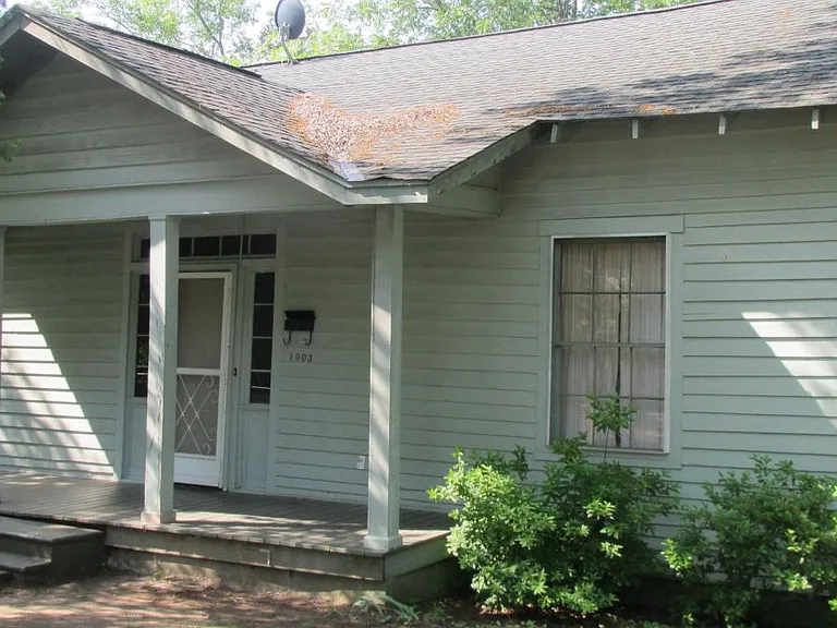 1903 Vincent St — Photo 2