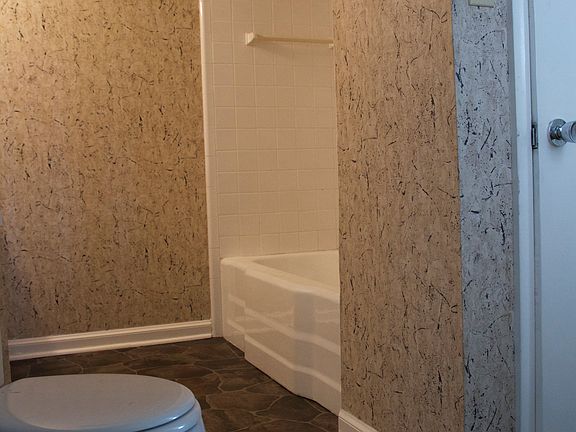 New flooring and full tub