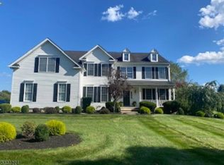 5 Surry Ln, Asbury, NJ 08802
