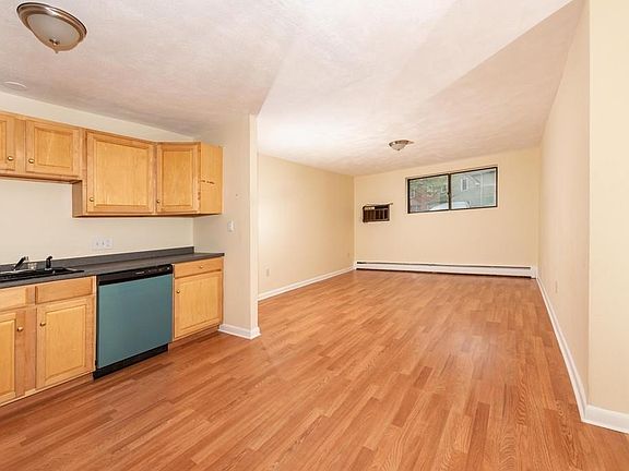 2nd image of 400 Governors Dr APT 3