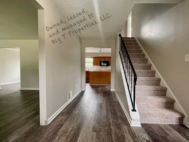 4 Regal Ct — Photo 2