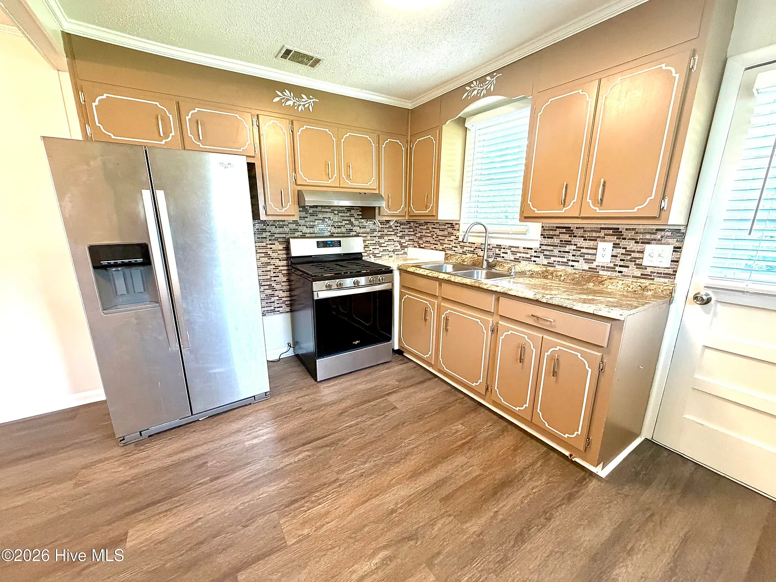3 bed, 1.0 bath, $1,375 — Photo 4