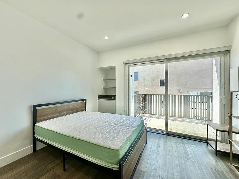1515 Colby Ave — Photo 28