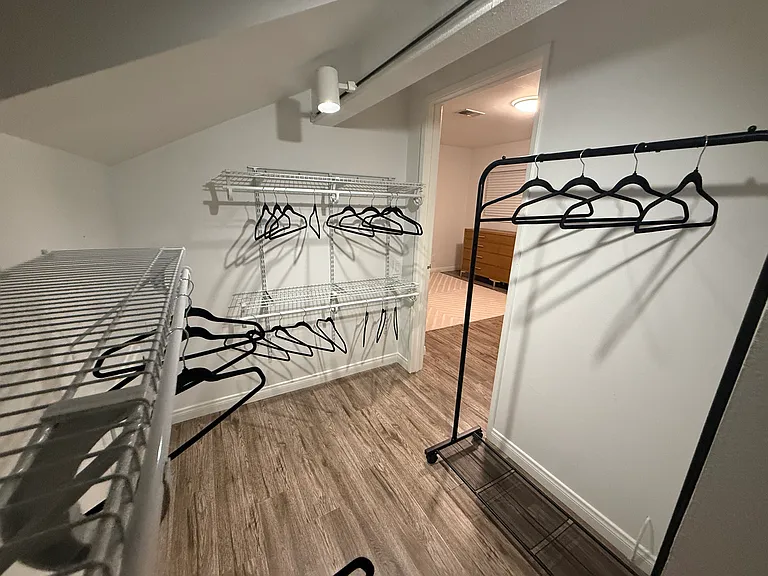 Large bedroom - walk-in closet
