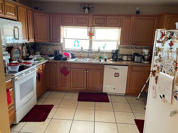 4th image of 1631 SW 83rd Avenue
