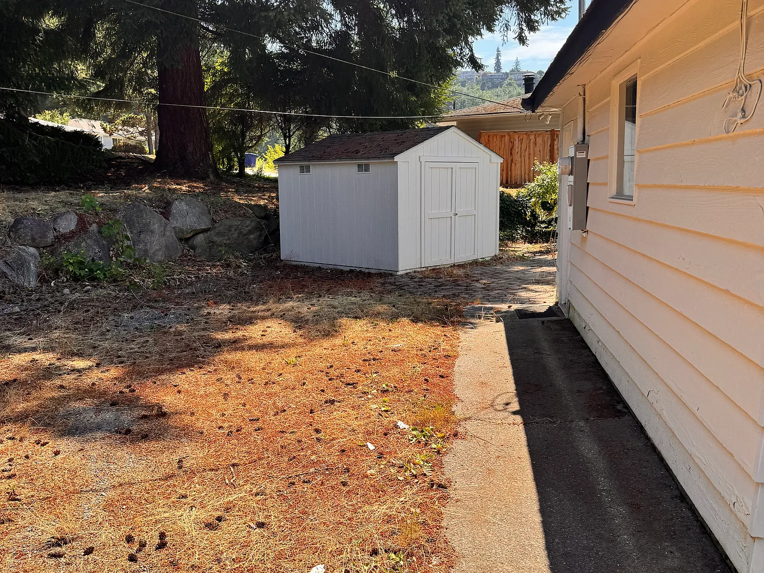 5 bed, 2160 sqft, $3,600 — Photo 2