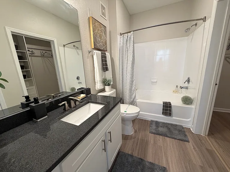 Luxe at 1820 — Photo 7