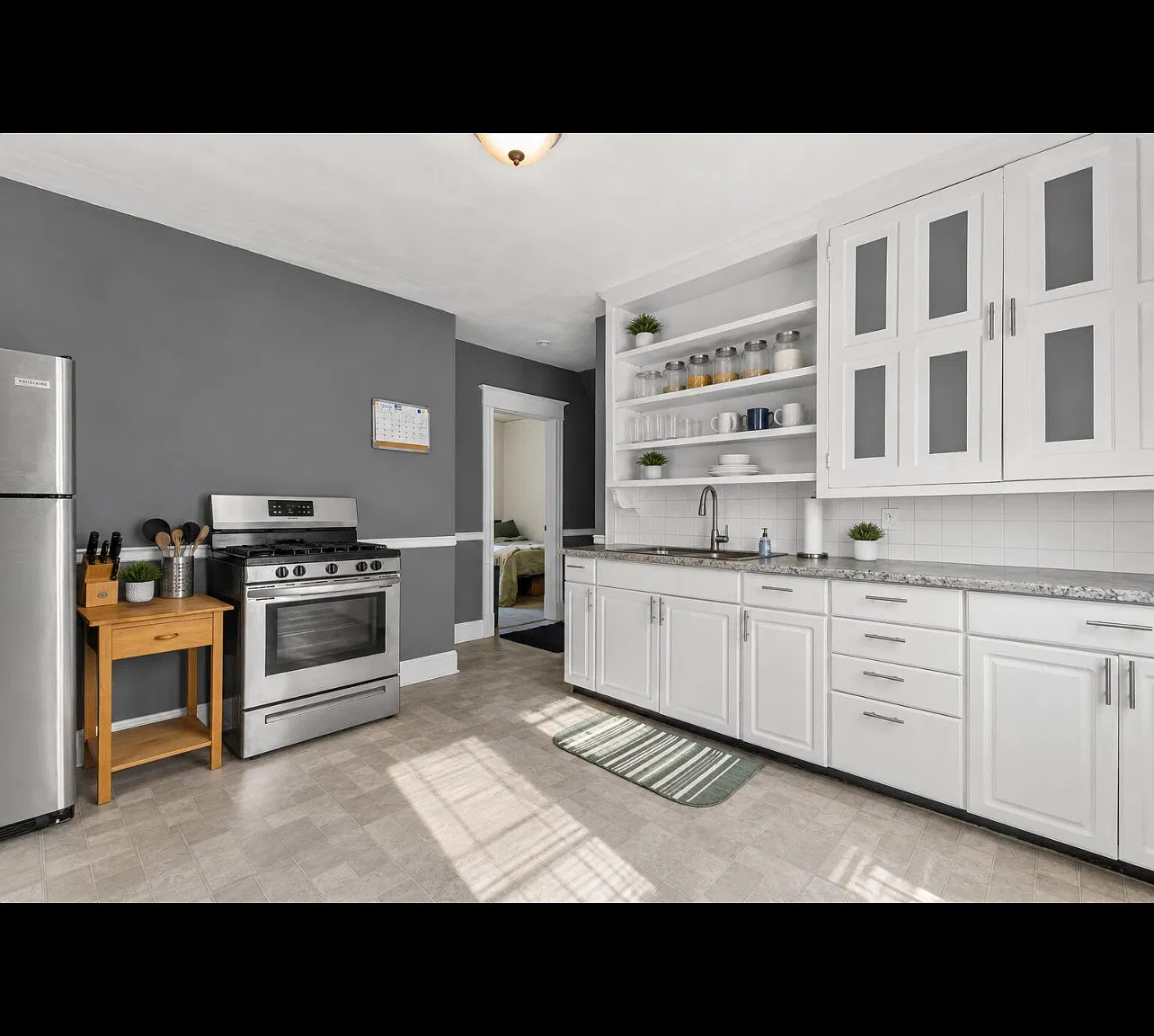 3 bed, 950 sqft, $1,300 — Photo 3