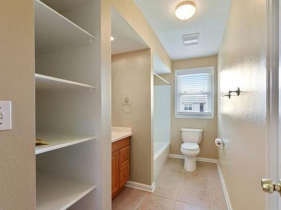 3rd image of 904 Lebeau St