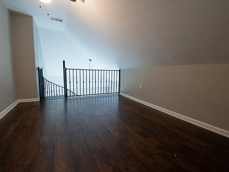 720 W 10th St — Photo 13