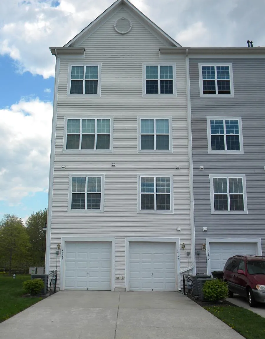 3 bed, 2.5 bath, 1723 sqft, $2,150 — Photo 4