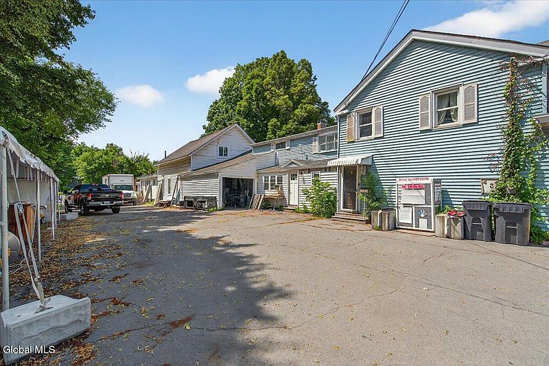 5th image of 433 Lower Main Street