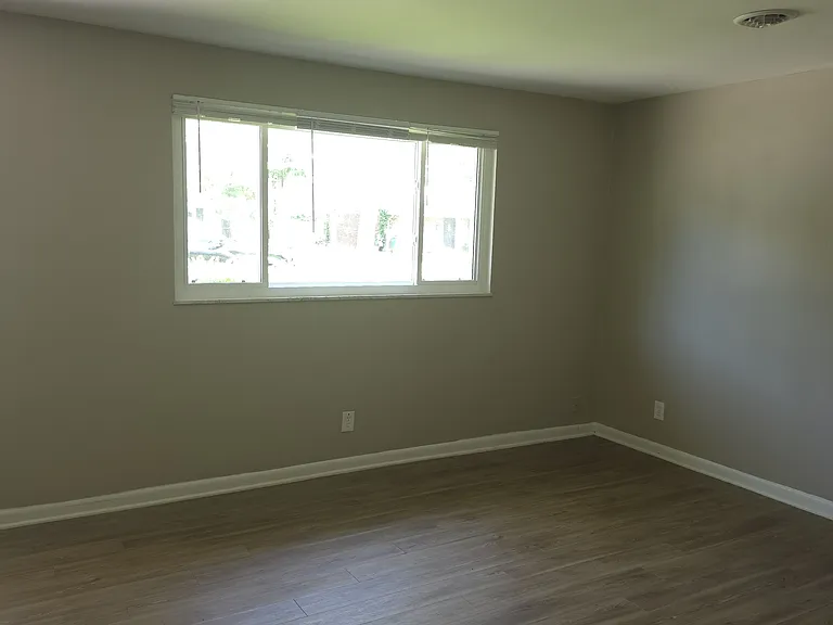117 Elmwood Dr — Photo 3