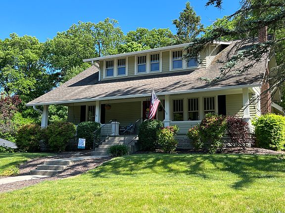 3rd image of 1204 Woodlawn Dr
