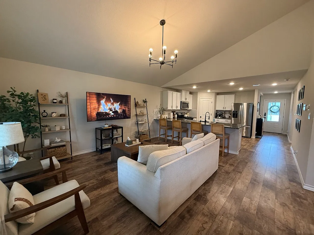 4 bed, 2323 sqft, $2,450 — Photo 2