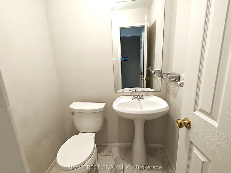 256 Glenashton Dr — Photo 20
