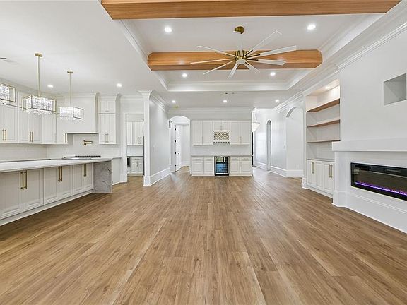 5th image of 2520 Haring Rd