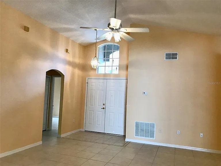 124 Easton Cir — Photo 3