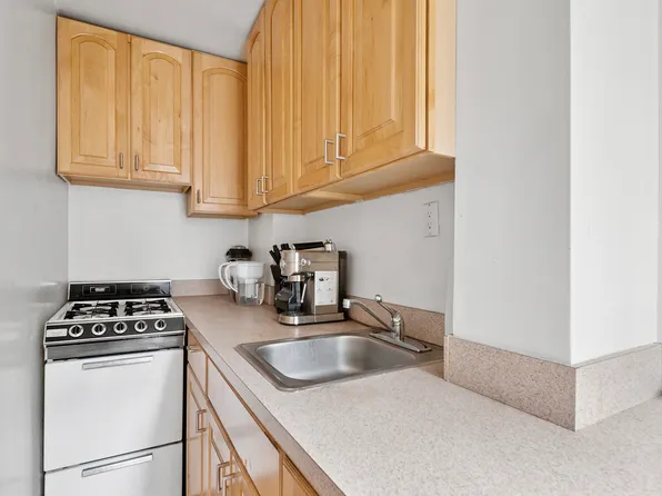 321 East 54th Street image 2 of 7