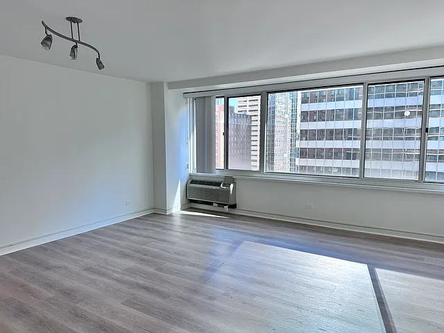 1 bed, 880 sqft, $2,400 — Photo 2