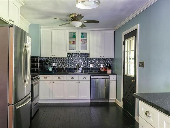 BEAUTIFUL KITCHEN, CHECK OUT THAT BACKSPLASH!