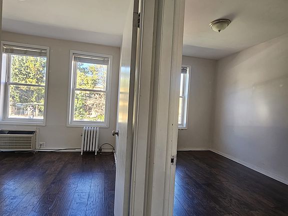 4th image of 2312 Steinway St #2