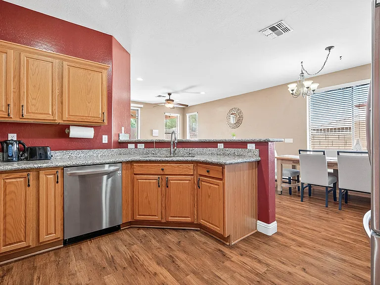 2433 W Ellis St — Photo 52