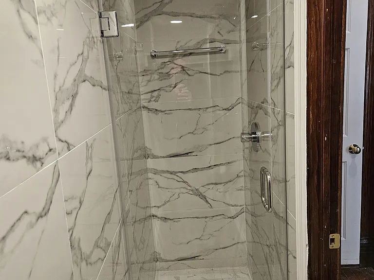1st floor: shower with glass door