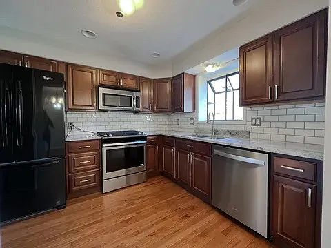 3 bed, 2289 sqft, $2,500 — Photo 3
