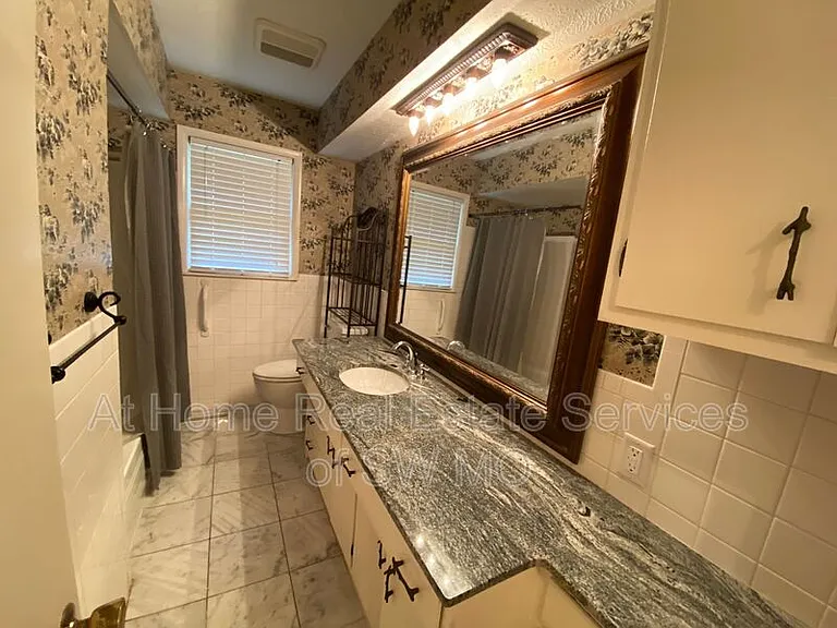 2027 S Kentwood Ave — Photo 8