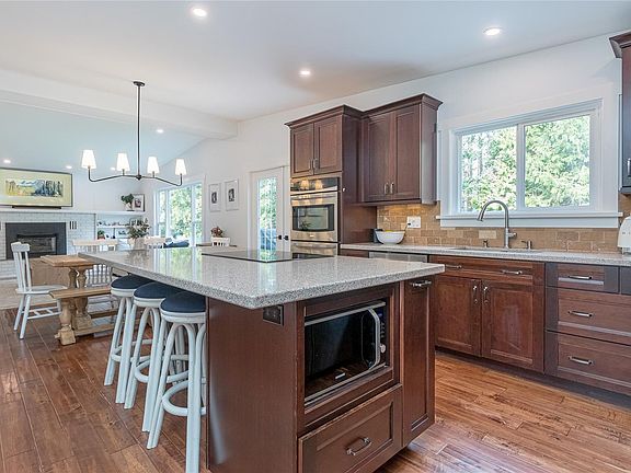 3rd image of 941 Ballenas Rd W