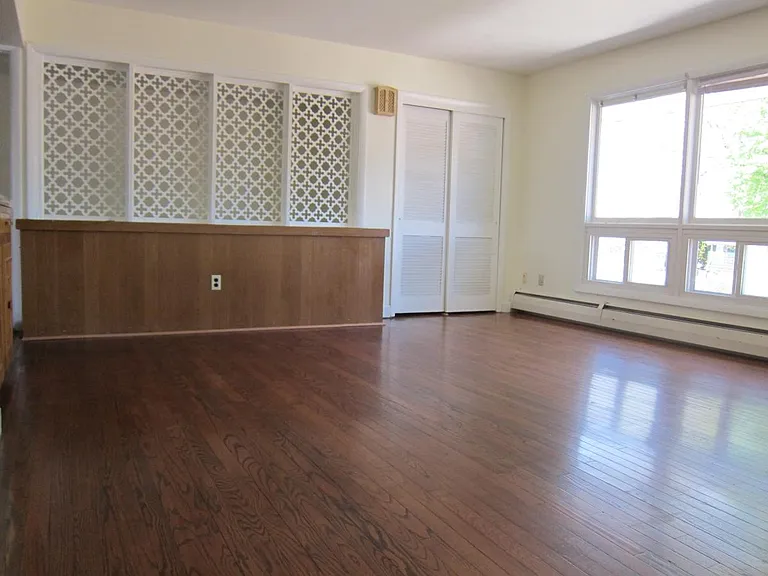 17 Durkee St — Photo 2