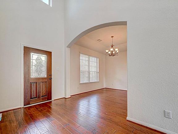4th image of 11 Sagamore Ridge Pl