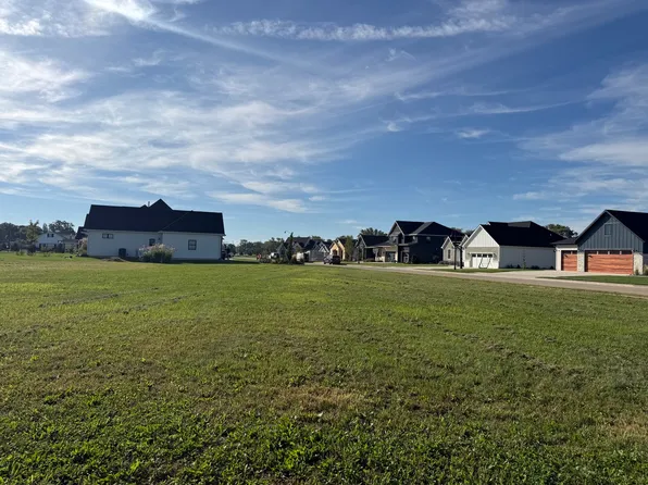 11 Pointe Blvd, Peru, IL 61354