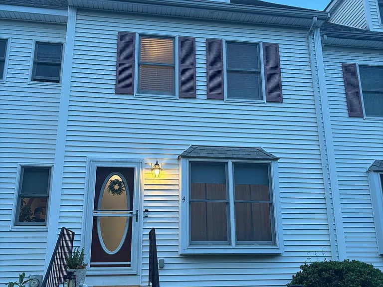955 Pleasant St #4 — Photo 1