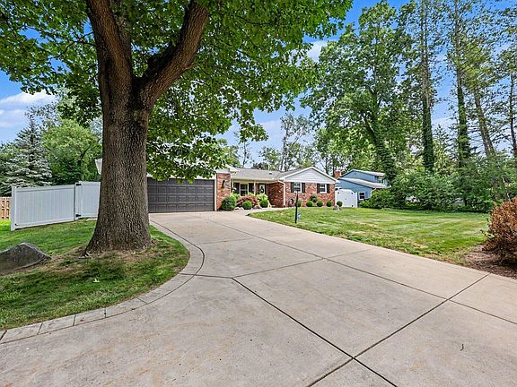 3rd image of 4815 Firethorne Dr
