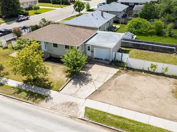 9204 E 100th St, Grande Prairie, AB T8V 2K7