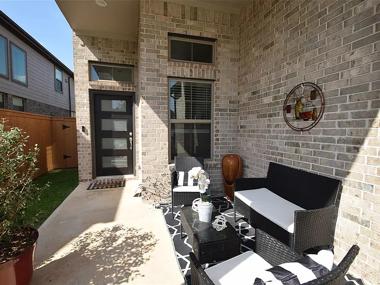 917 Crystal Bend Ln — Photo 2