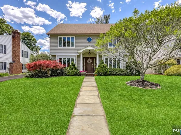 95 Spruce St, Midland Park, NJ 07432