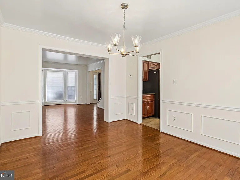 820 Chatsworth Dr — Photo 3