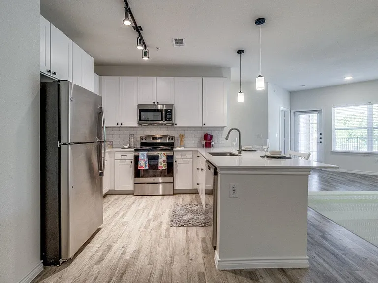 Residence at Gateway Village — Photo 11