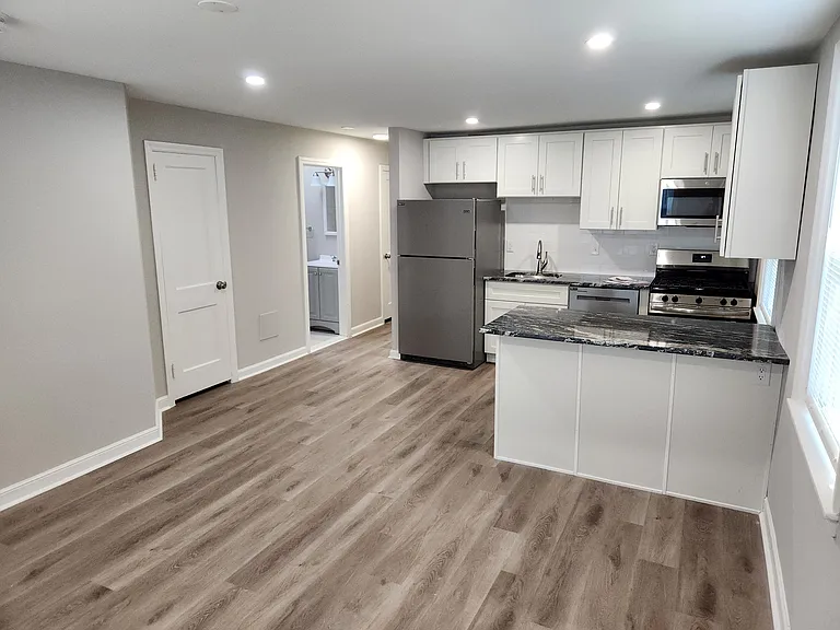 611 Glenview St #2 — Photo 17