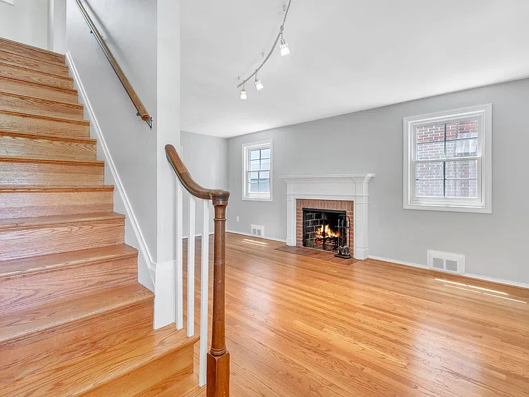 4306 Alton Pl NW — Photo 4