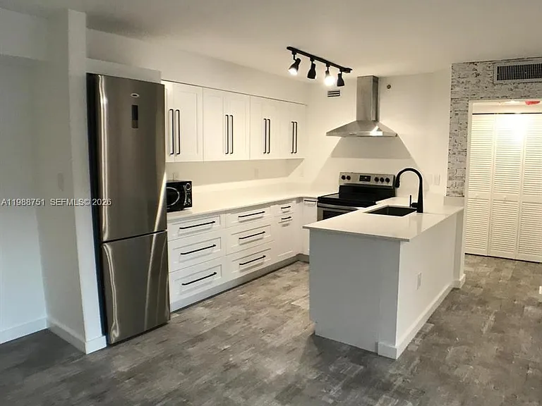751 N Pine Island Rd #211 — Photo 3