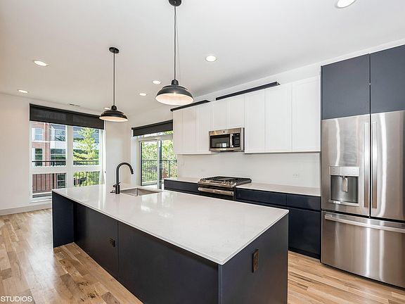 3rd image of 2411 N Lincoln Ave #506