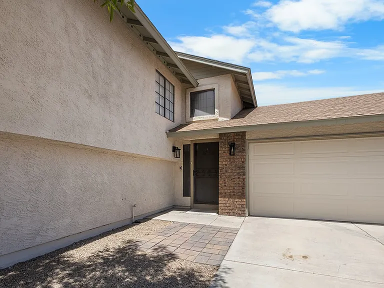 1143 N Ironwood Ct #N — Photo 3