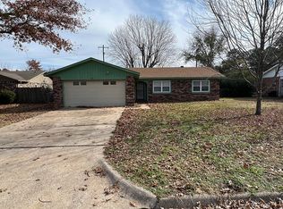 2914 N Peg Ln, Fayetteville, AR 72703