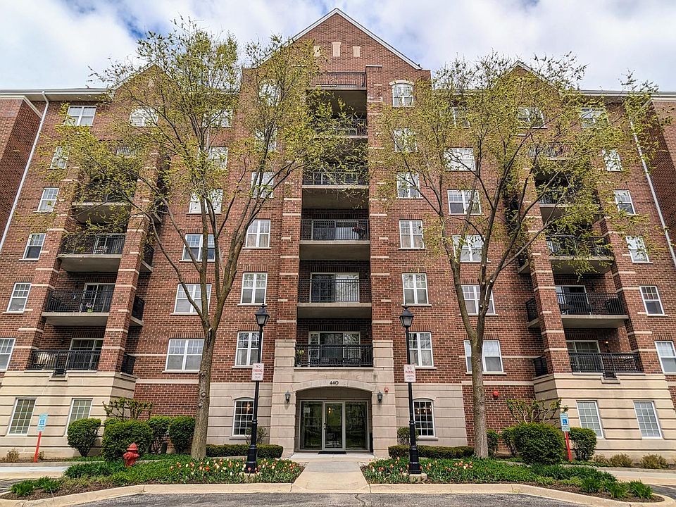 1st image of 440 W Mahogany Ct