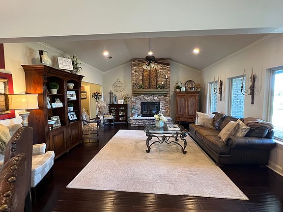 4th image of 12 Hall Dr