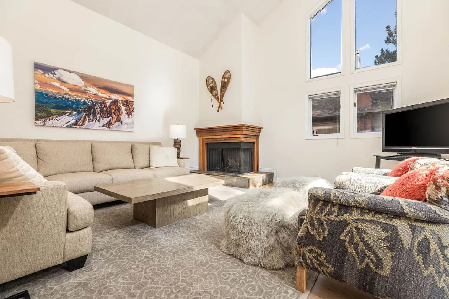 3 bed, 2.0 bath, 2098 sqft, $4,815 — Photo 2